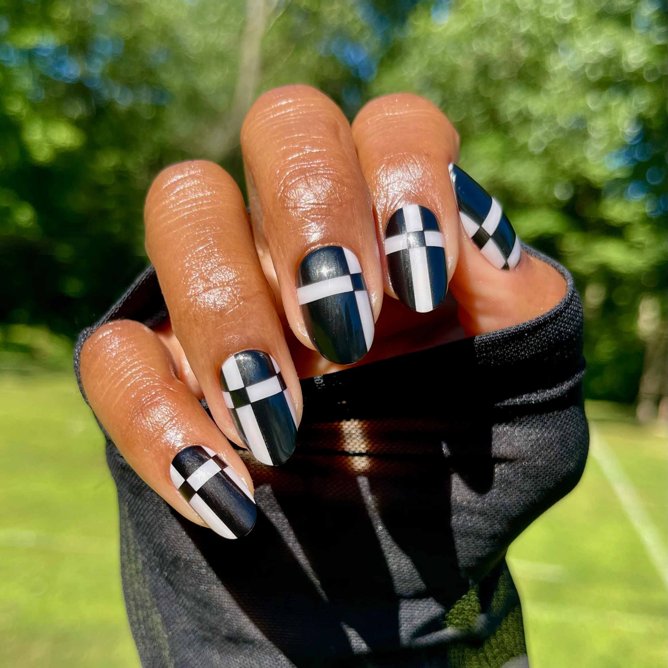 Geometric Plaid | Medium | Oval - Tab Press-On - Image 3