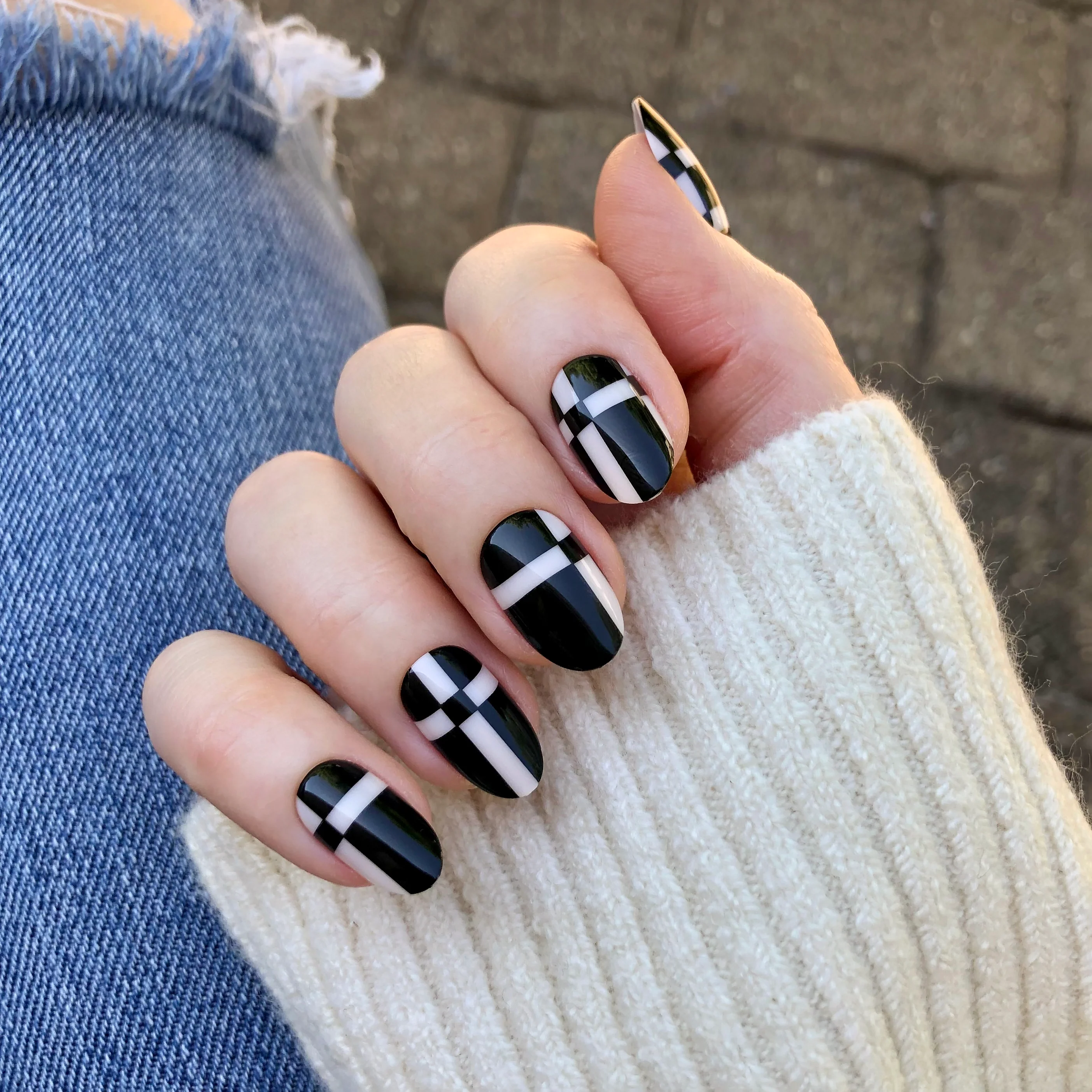 Geometric Plaid | Medium | Oval - Tab Press-On - Image 5