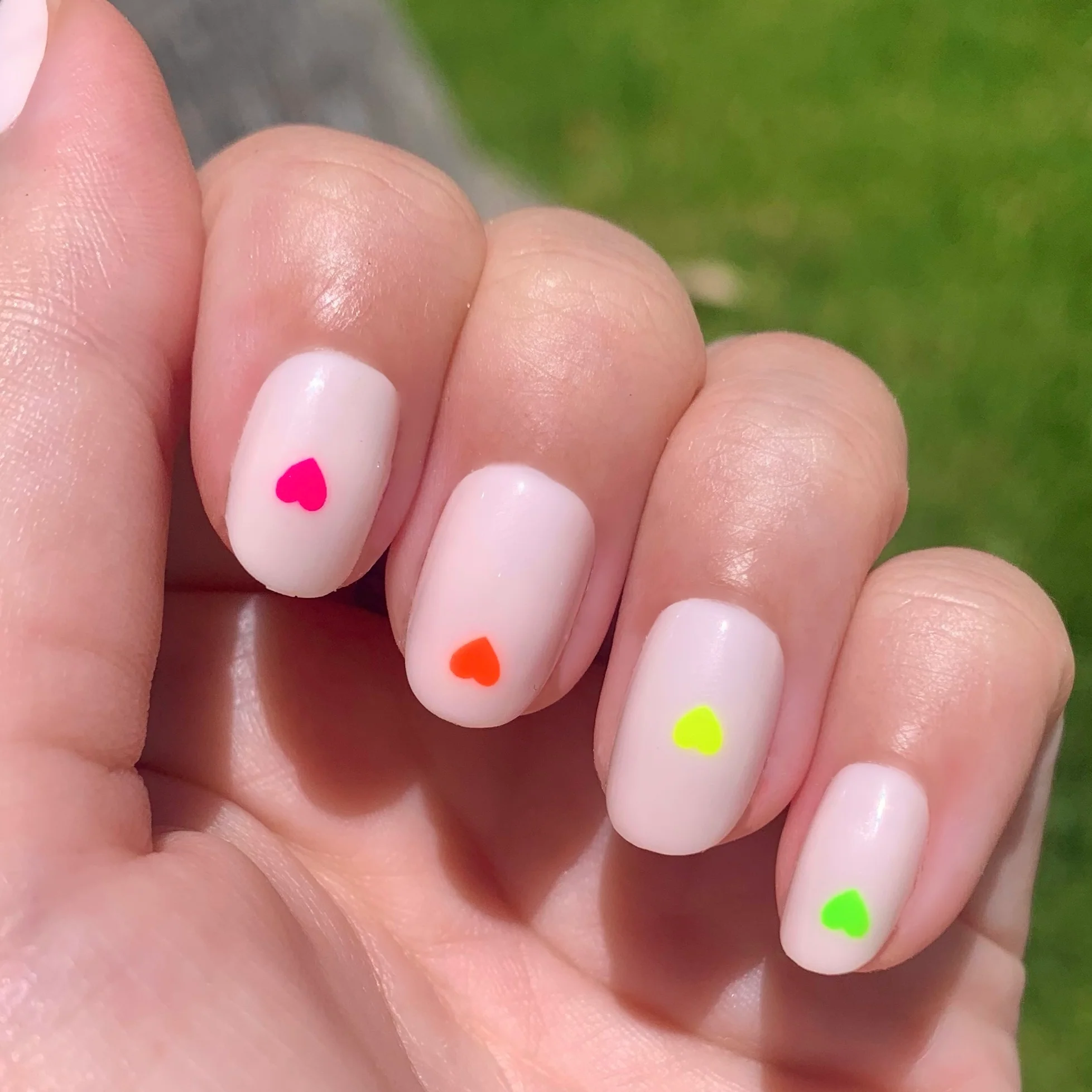Neon Hearts | Round | Extra Short - Image 4